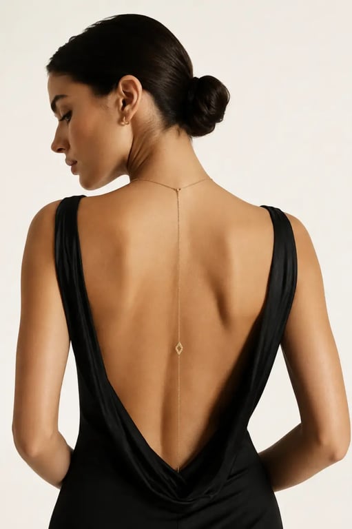 Bijou de corps femme porté dans le dos avec une robe dos nu